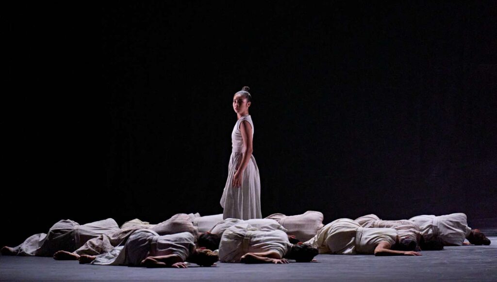 "Vertical Road" von Akram Khan im Abend "Wings and Feathers" beim Semperoper Ballett