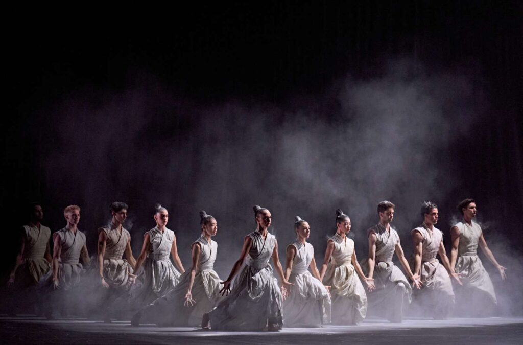 "Vertical Road" von Akram Khan im Abend "Wings and Feathers" beim Semperoper Ballett