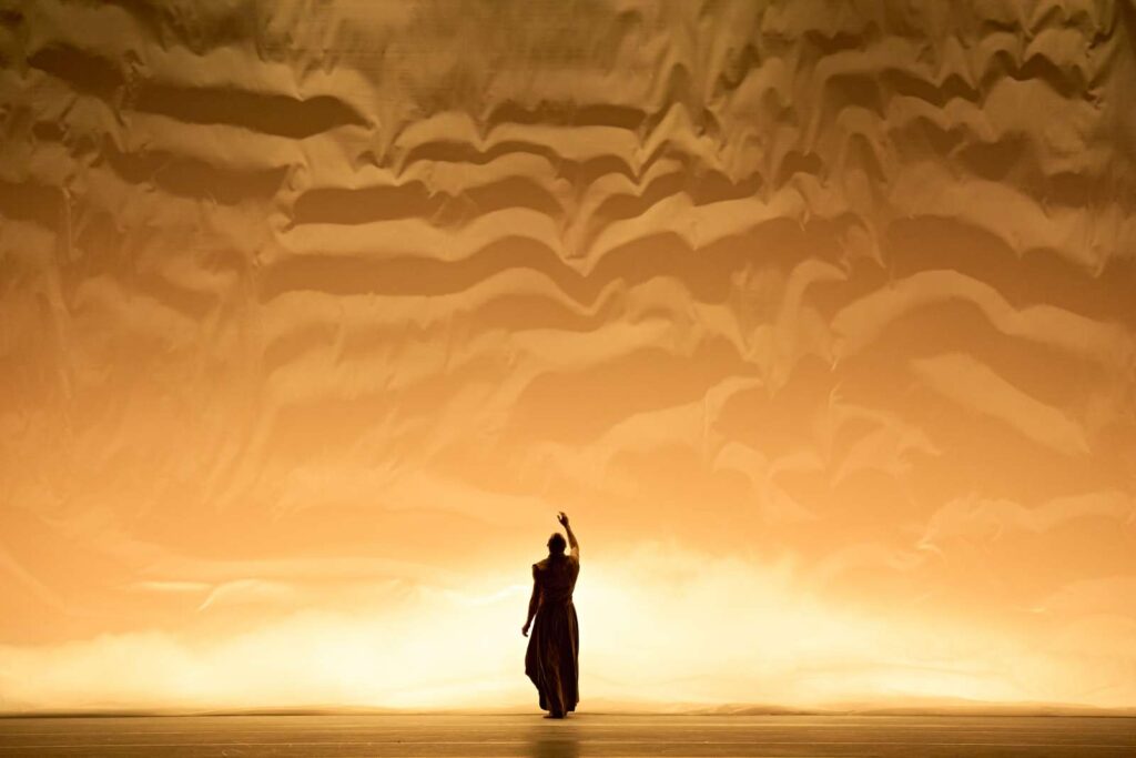 "Vertical Road" von Akram Khan im Abend "Wings and Feathers" beim Semperoper Ballett
