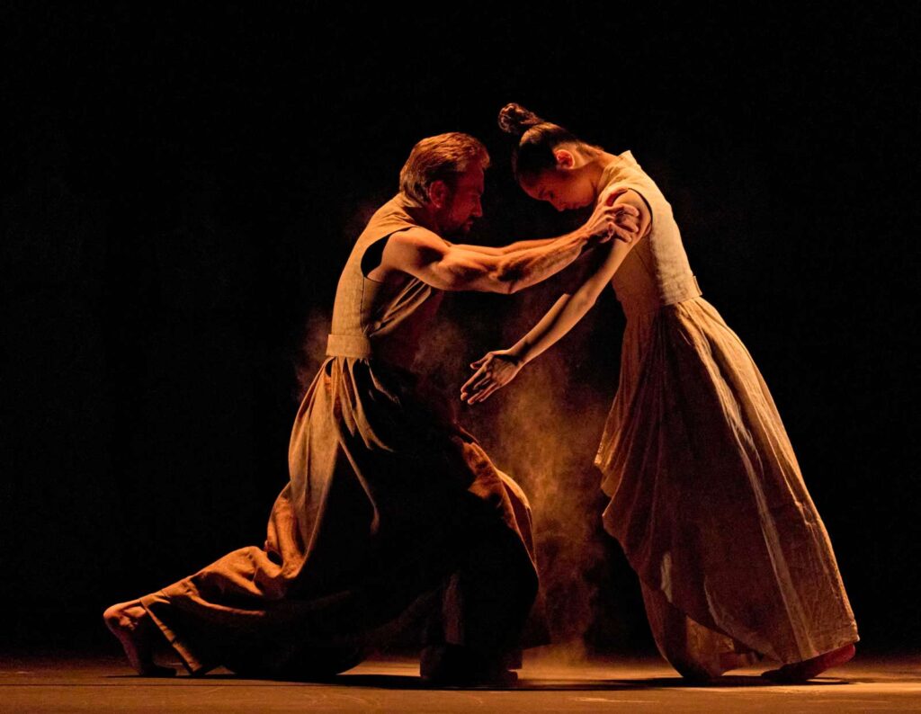 "Vertical Road" von Akram Khan im Abend "Wings and Feathers" beim Semperoper Ballett
