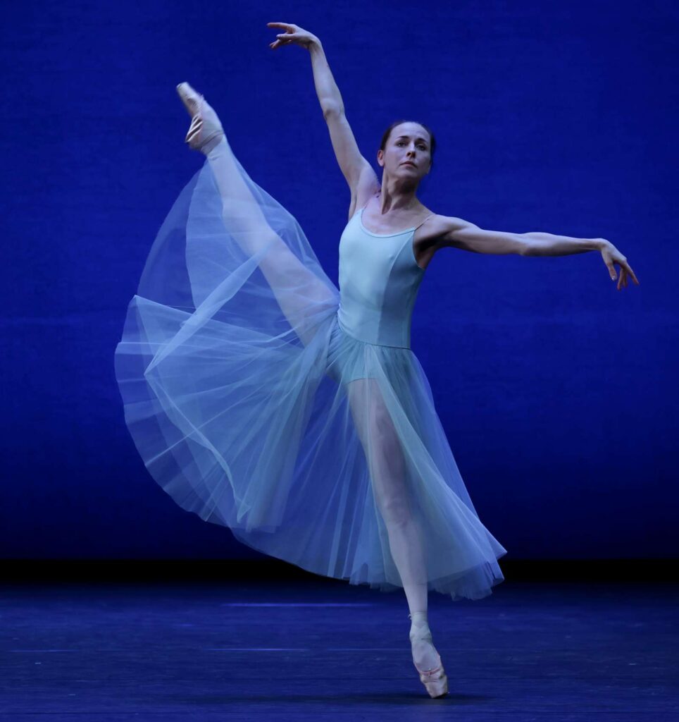 "Serenade" und drei Computerstücke in "Fast Forward" beim Hamburg Ballett