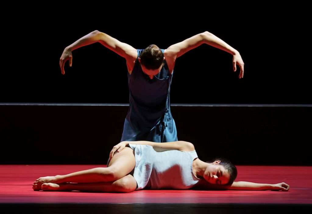 "Serenade" und drei Computerstücke in "Fast Forward" beim Hamburg Ballett