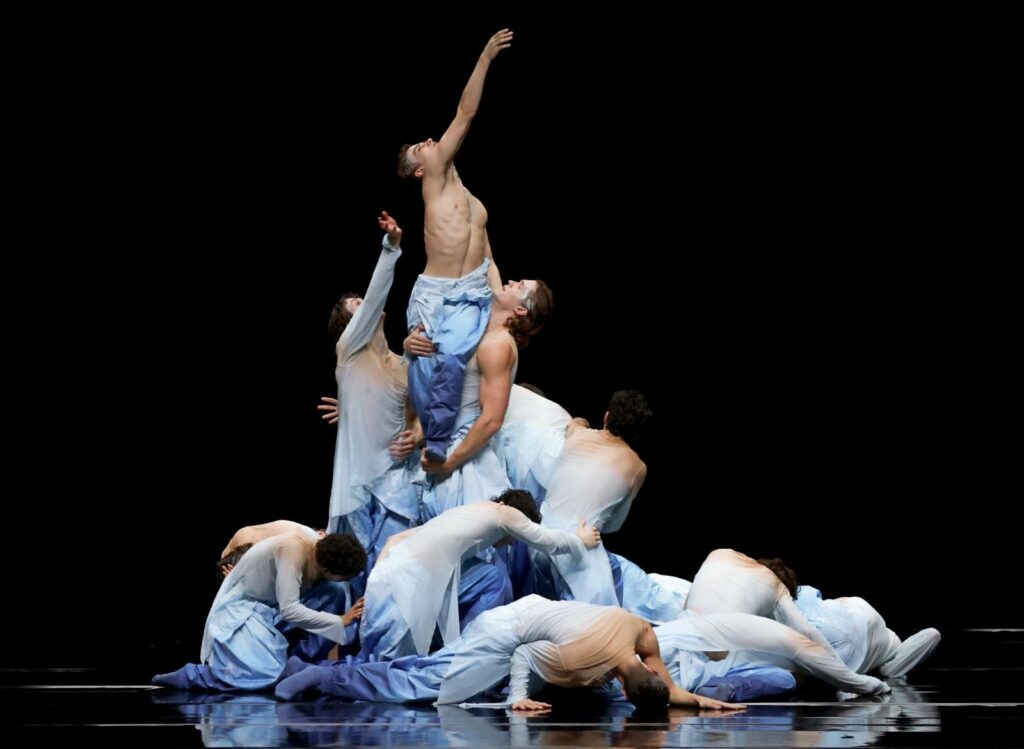 "Serenade" und drei Computerstücke in "Fast Forward" beim Hamburg Ballett