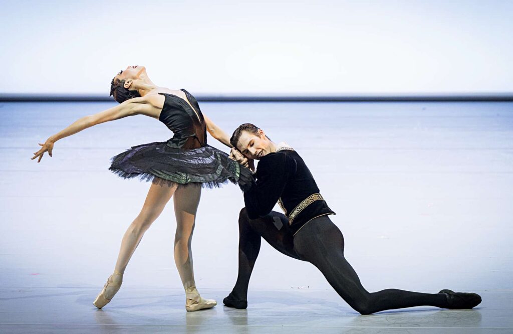 "Nijinsky-Gala LI" beim Hamburg Ballett und 42. Internationale Ballettgala beim Ballett Dortmund